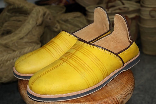Sapatos Babucha em Pele Amarela com Detalhes Gravados