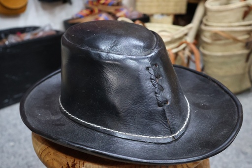Chapéu de Estilo Australiano em Pele Preta com Detalhes Trançados