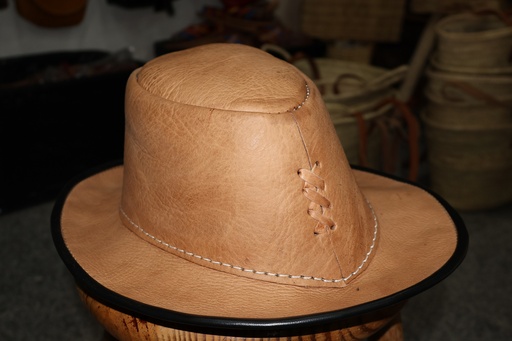 Chapéu de Estilo Australiano em Pele Camel com Detalhes Trançados