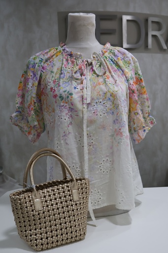 Blusa Bordado Inglês Floral e Mini Mala Dourada Entrançada