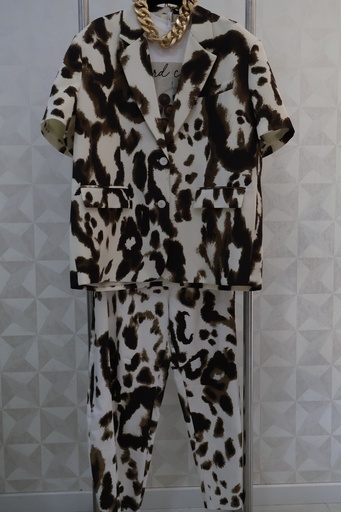 Conjunto de Alfaiataria com Padrão Animal e Blazer de Manga Curta