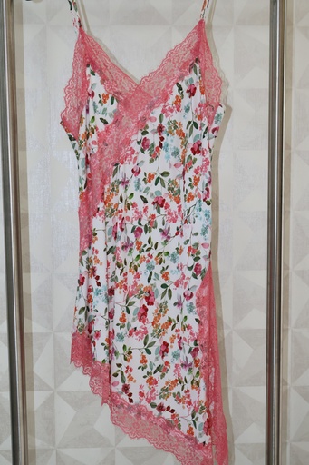 Vestido Estilo Lingerie Floral com Renda Rosa e Bainha Assimétrica