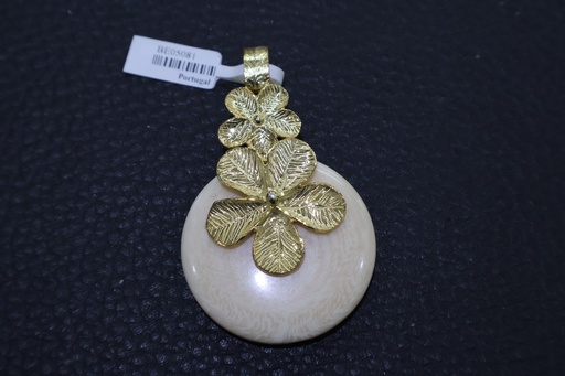 Pendente Medalha Flores Douradas e Madrepérola Orgânica