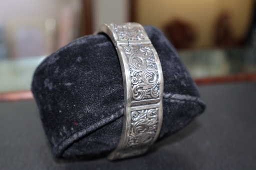 Bracelete Rígida Articulada em Prata Envelhecida com Volutas Barrocas