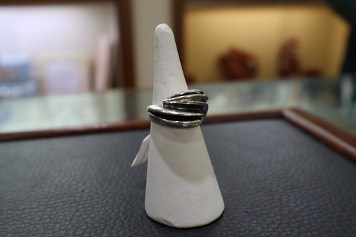 Anel de Design Contemporâneo com Linhas Fluídas