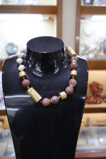 Colar Assimétrico Dourado com Pedras Facetadas Rosa-Velho e Pérolas Barrocas
