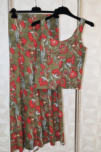 Conjunto de Top e Calças Verde Tropa com Padrão Floral Vermelho
