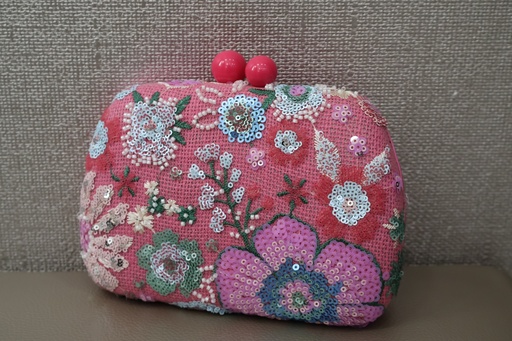 Mala Clutch de Ráfia Rosa com Bordados Florais e Lantejoulas