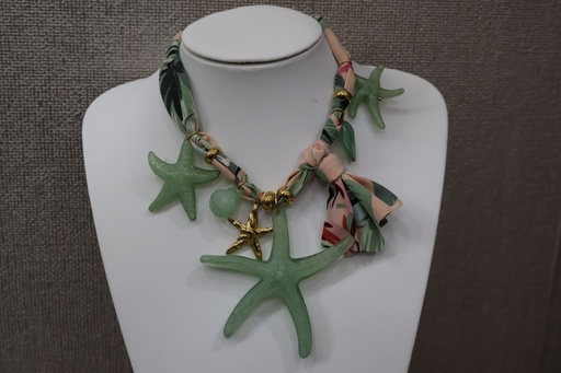 Colar Choker de Tecido Tropical com Estrelas-do-Mar em Resina Verde