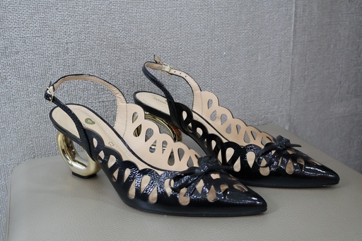 Sapatos Slingback Parodi Pretos com Recortes Vazados e Salto Escultural Dourado