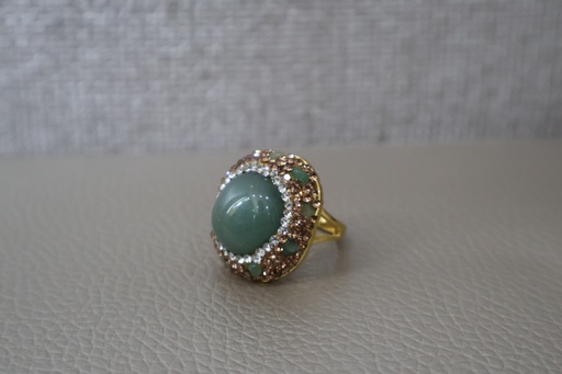 Anel Cocktail Dourado com Pedra Oval Verde e Contorno de Strass