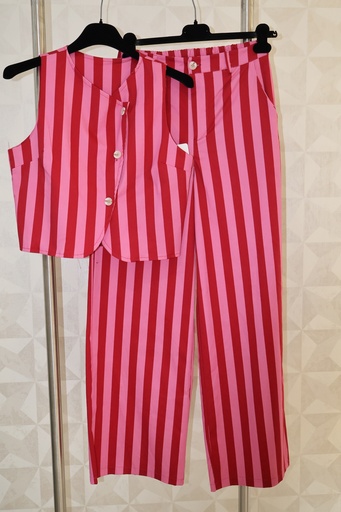 Conjunto de Colete e Calças de Alfaiataria Listrado em Rosa e Vermelho