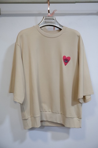 T-shirt Minueto Bege com Bordados e Costas Ilustradas