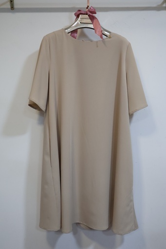Vestido Curto Fluido Bege com Detalhe na Gola