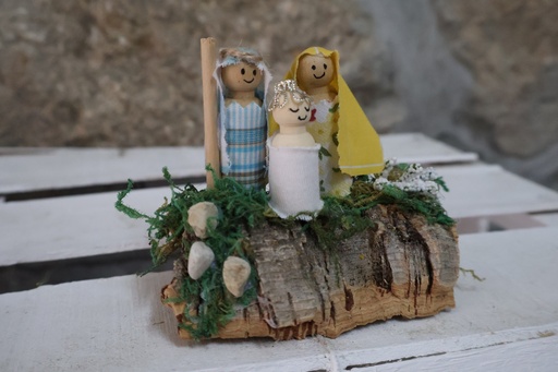 Presépio em Miniatura sobre Tronco Rústico com Figuras de Madeira