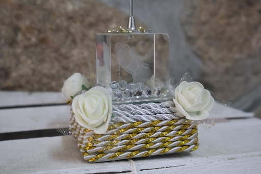 Suporte Decorativo com Cubo Transparente e Rosas Brancas