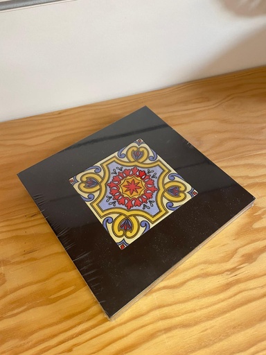 Azulejo Decorativo com Padrão Tradicional - Fundo Preto