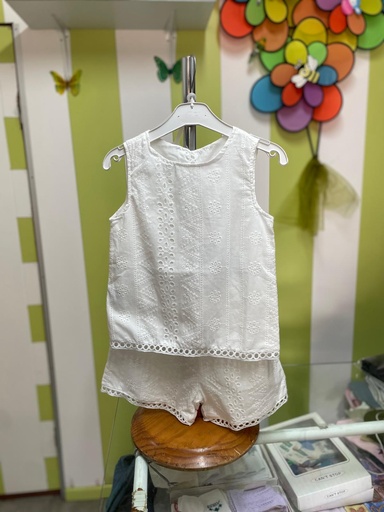 Conjunto Casual Bebé e Criança - Blusa e Calções em Bordado Inglês