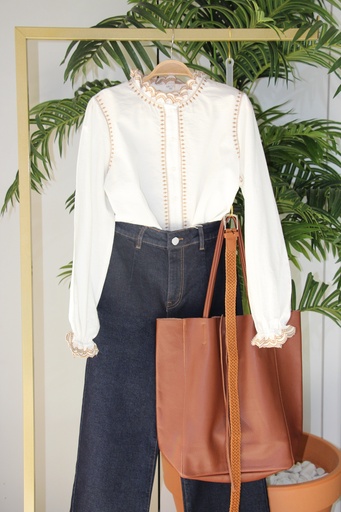 Blusa Branca com Bordados e Calças de Ganga Escura