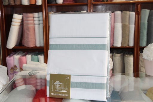 Jogo de Cama Branco com Acabamentos em Verde