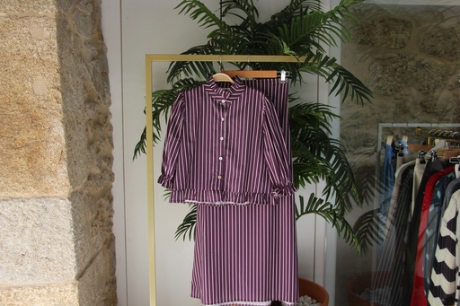 Conjunto Roxo às Riscas com Detalhes de Folhos