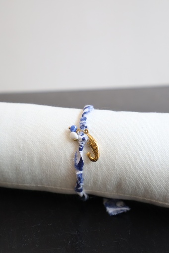 Pulseira em tecido com pendente de peixe