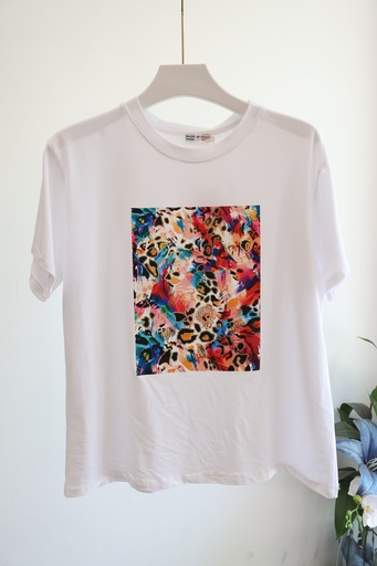 T-Shirt Branca com Estampado Multicolor