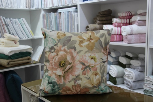 Fronha decorativa bege com padrão floral