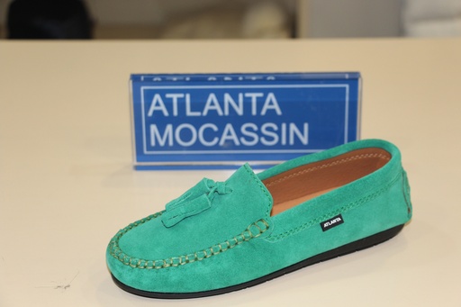 Mocassim verde água em camurça com berloques