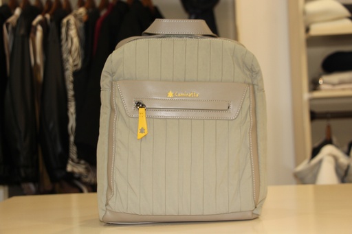 Mochila Caminatta bege com padrão plissado vertical