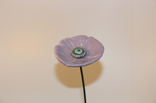 Flor decorativa em cerâmica lilás com centro listrado e haste metálica
