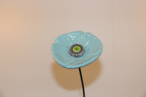 Flor decorativa em cerâmica azul-turquesa com haste metálica