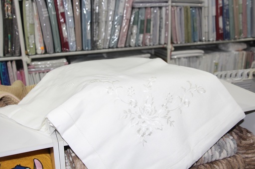 Toalha de Mesa Branca com Bordado Floral Acetinado