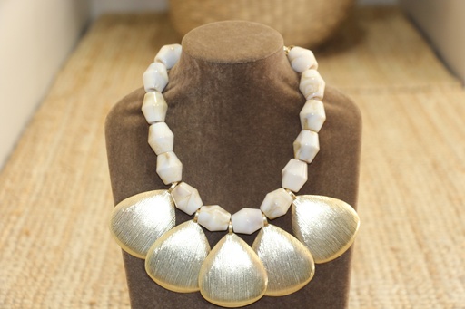 Colar Statement de Contas Marmoreadas com Pendentes Dourados