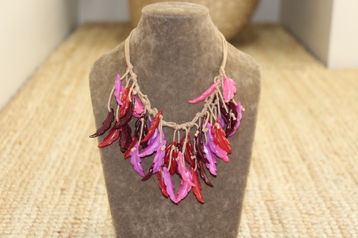 Colar Statement "Penas Tropicais" em Tons de Rosa e Bordo